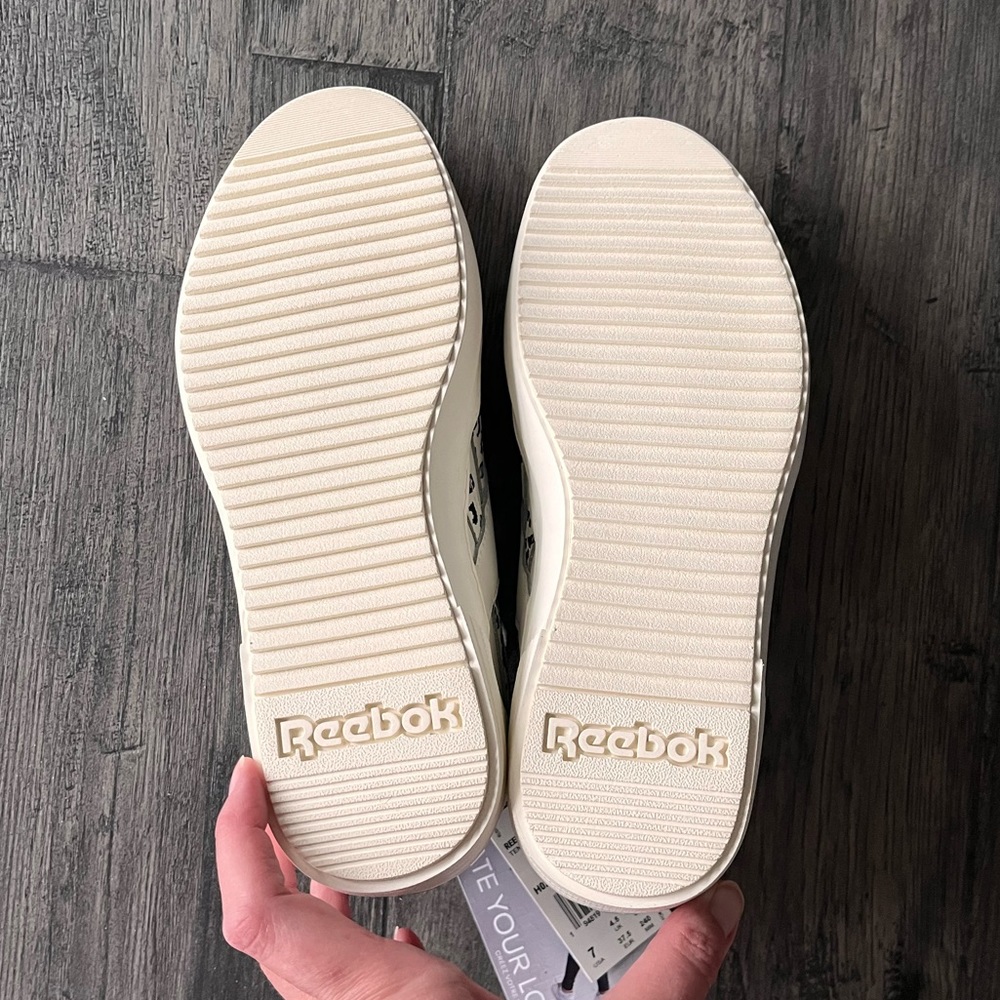 NWT Reebok Classic Tennis Shoe Size 7 - Picture 5 of 7
